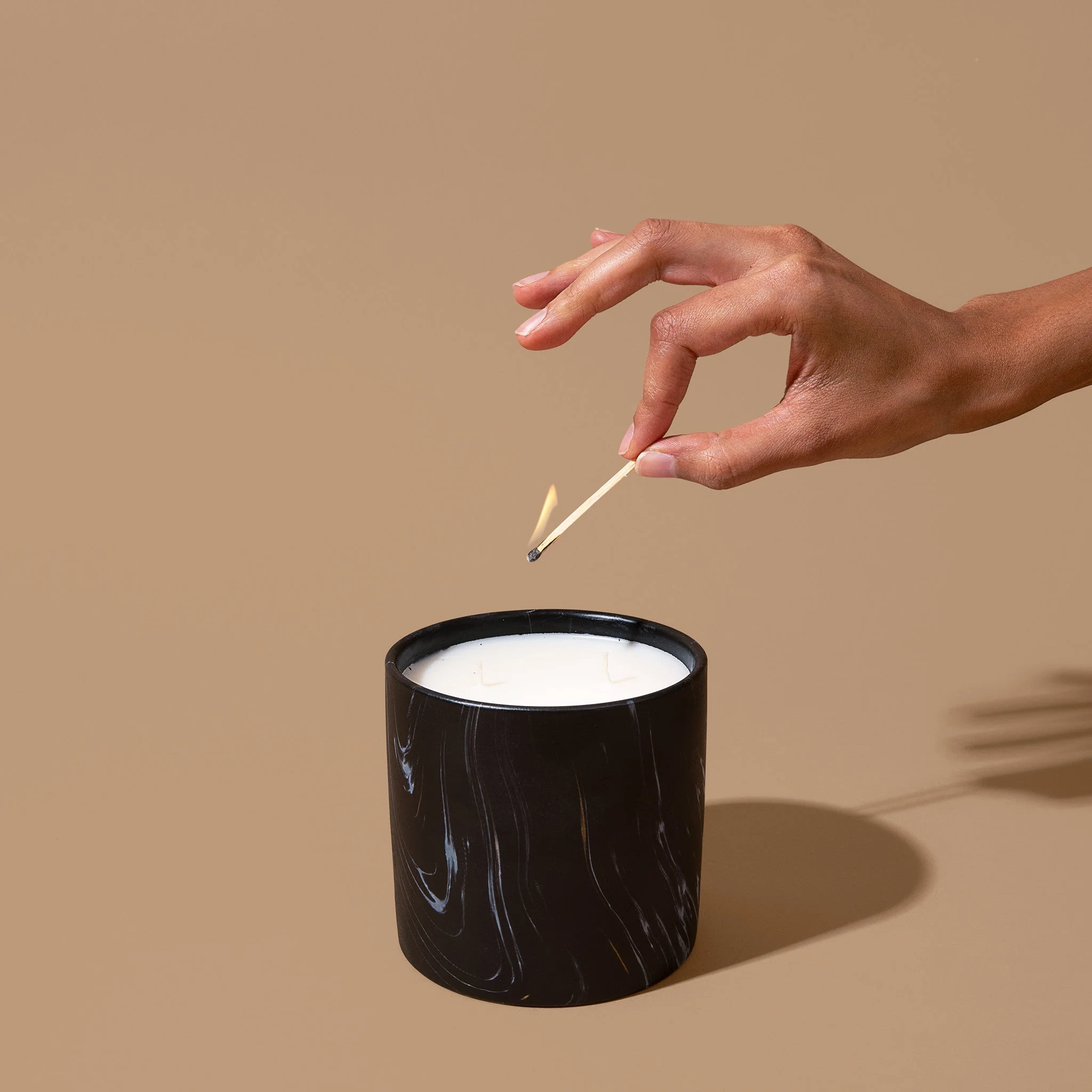 Natural Vanilla Orchid Black Marquina Candle 17oz - Image 3