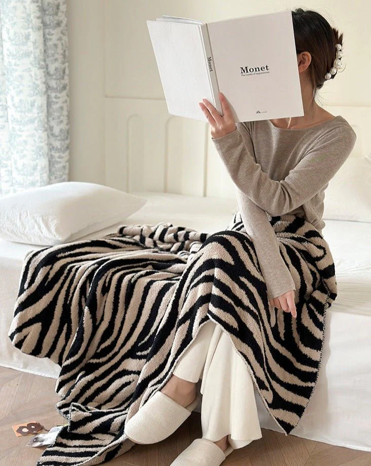 Retro Style Zebra Print Microfiber Throw Blanket - Ultra-Soft & Cozy - Image 3