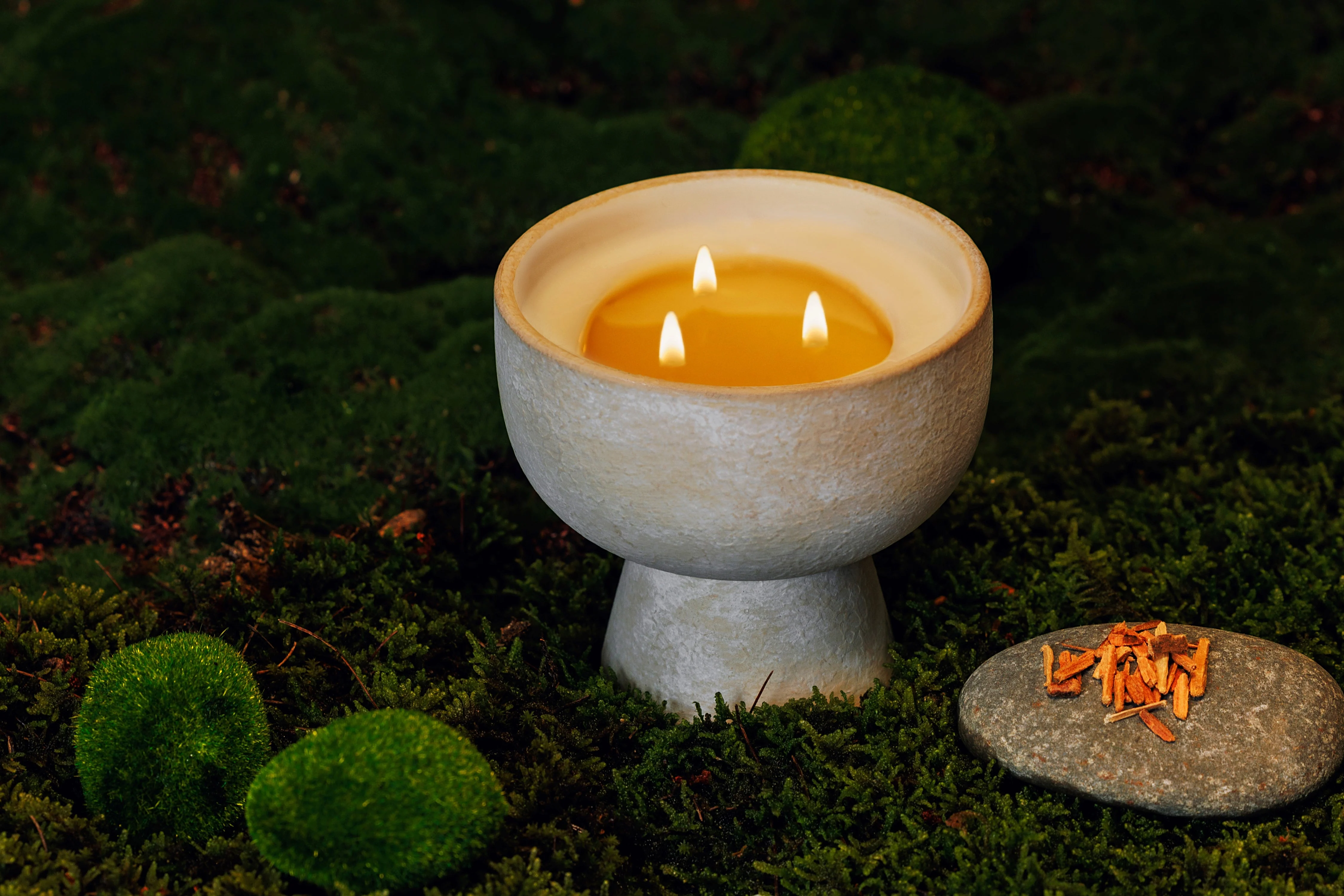 Romance - Ceramic Refillable Candle - Oakmoss & Sandalwood - Image 3